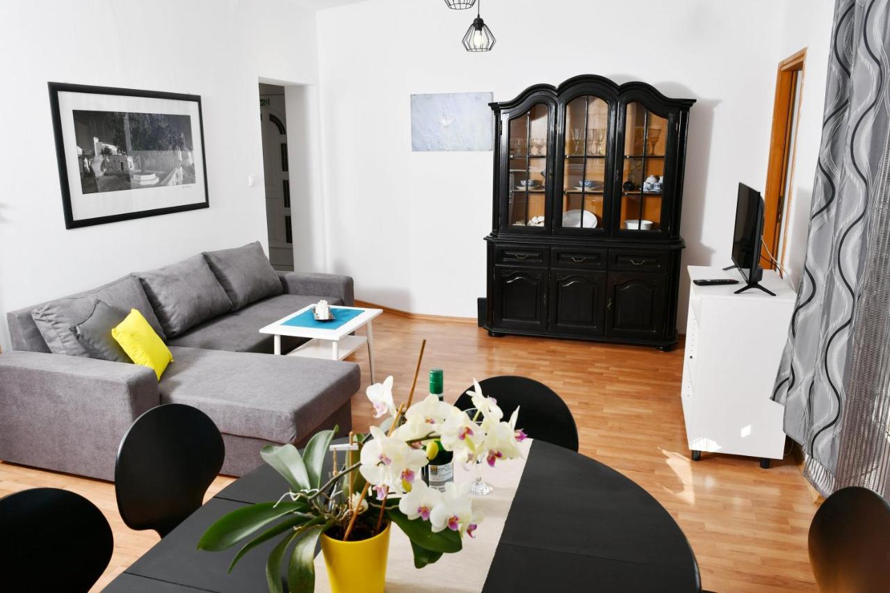 Apartments Novotny Banjol Bagian luar foto
